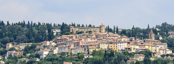 Où trouver une location de vacances en Provence avec des ateliers de peinture et des visites de musées?